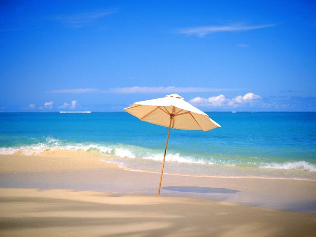 Пляж с желтыми зонтами загрузить